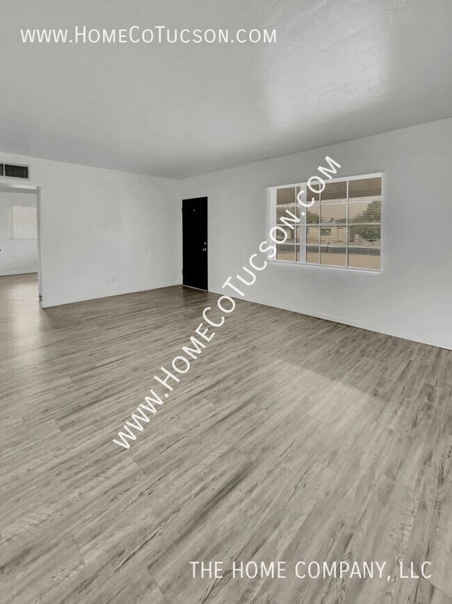 Building Photo - 833 W Jacinto St