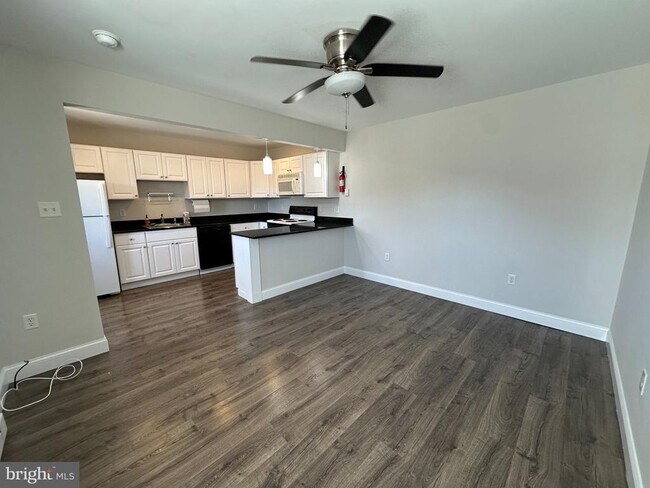 Building Photo - 25 W 5th Ave