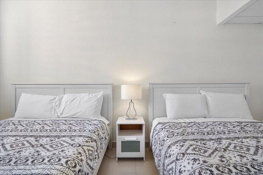 Building Photo - 3901 S Ocean Dr