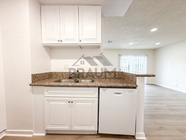 Building Photo - 14801 Delano St