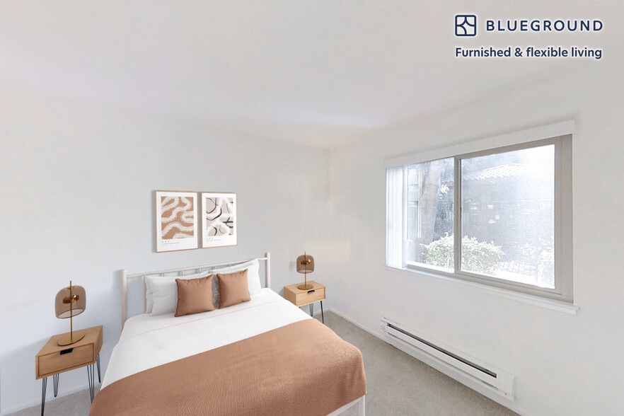 Building Photo - 1600 Villa St