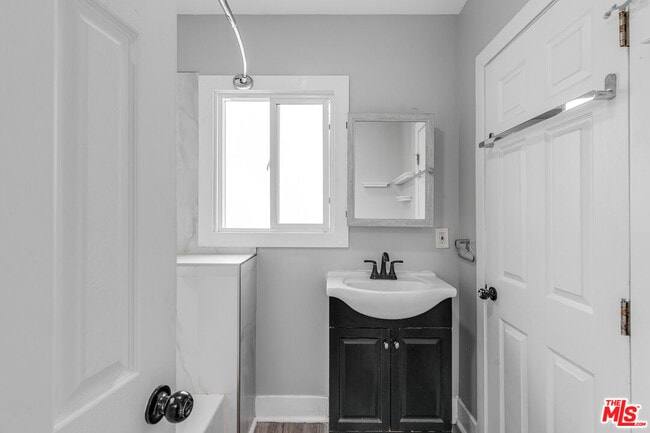 Building Photo - 641 W 43rd St