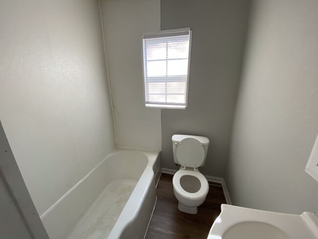 Building Photo - 817 W Matthews Ave