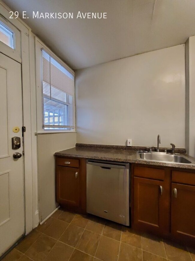 Building Photo - Spacious Townhome with Original Features A...