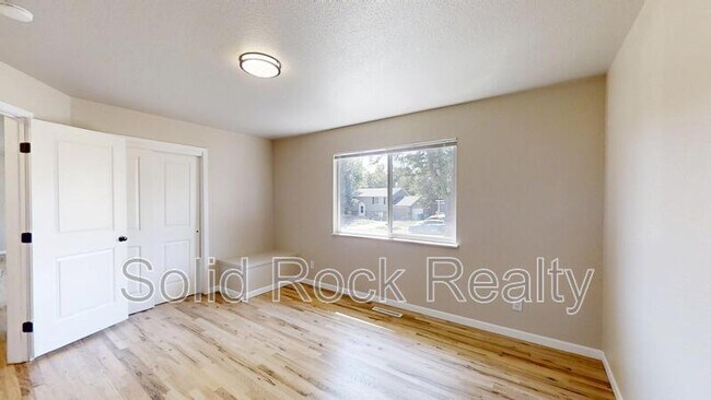 Building Photo - 1618 Shasta Dr