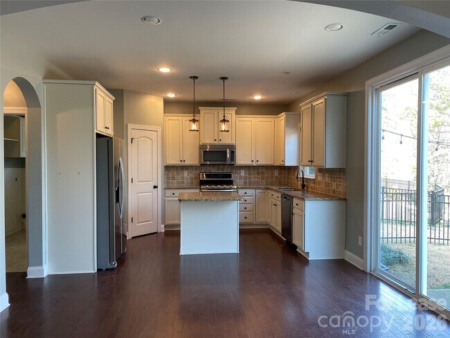 Building Photo - 3002 Fallondale Rd