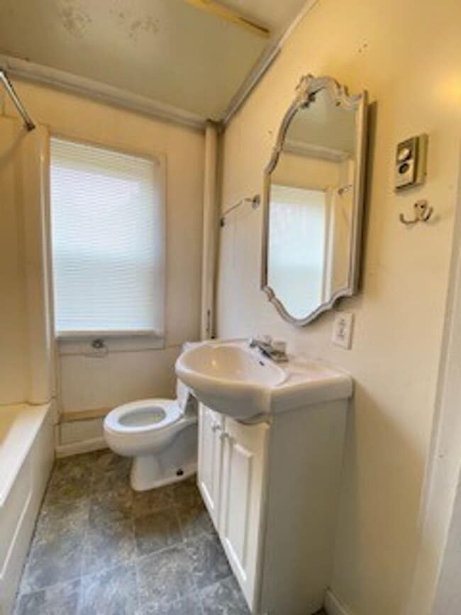 Building Photo - 1 Bedroom Single Family Home in Elkhart!