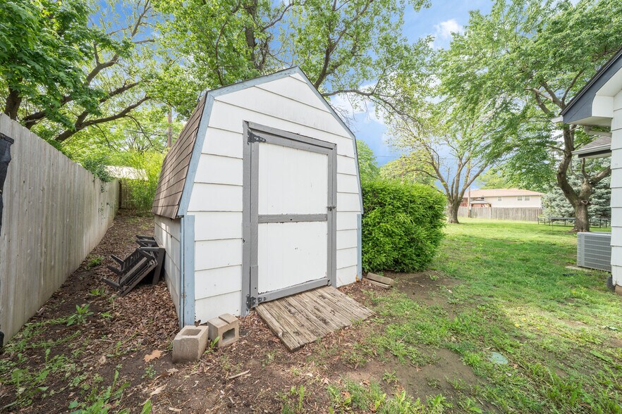 Building Photo - 617 N Willow Dr