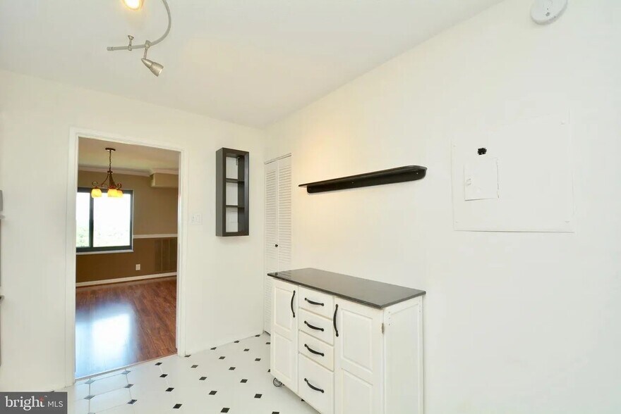 Building Photo - 307 Yoakum Pkwy