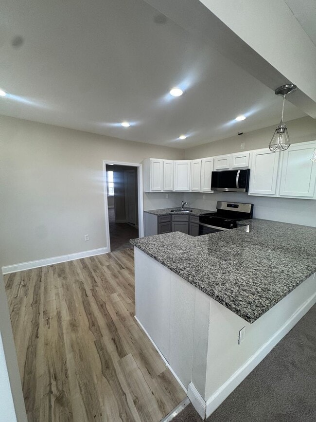 Building Photo - LIMITED-TIME MOVE-IN SPECIAL 525+ Credit Accepted | Only Half of First Month’s Rent + Last Month ...