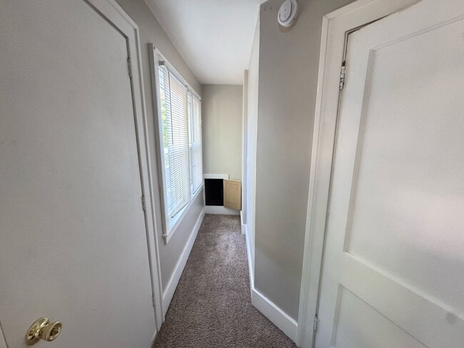 Building Photo - Close to Downtown! Includes washer and dryer