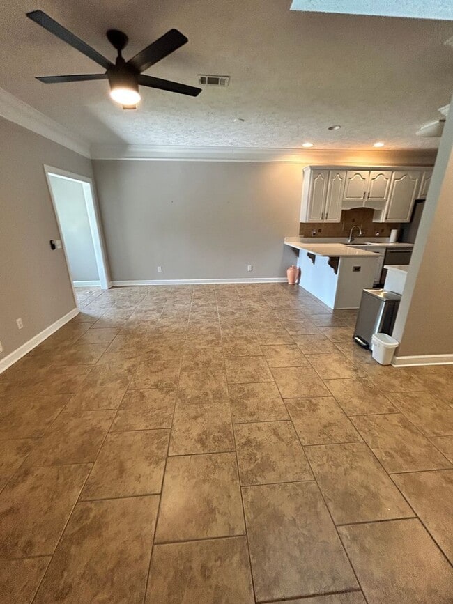 Building Photo - 2908 Country Club Dr