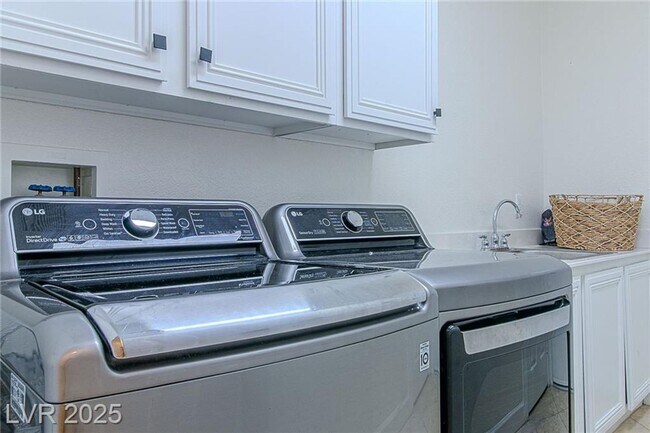 Building Photo - BEAUTIFUL 2 STORY 5 BEDROOM 4 FULL BATHROO...