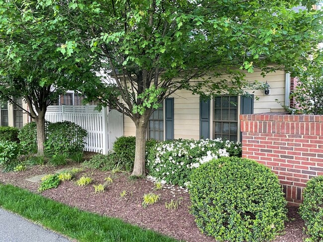 Building Photo - 102 Oak Knoll Terrace