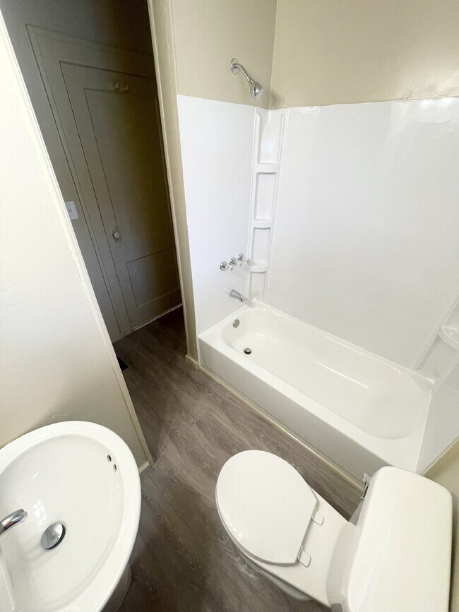 Building Photo - 3 Bedroom less than a mile from University of Indianapolis