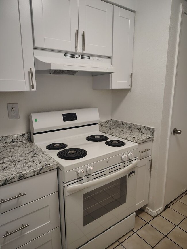 Building Photo - Recently updated 2 bed -1 bath aprox 800 sq ft 2nd and Montano
