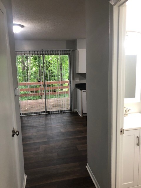 Building Photo - 1518 Crest Rd