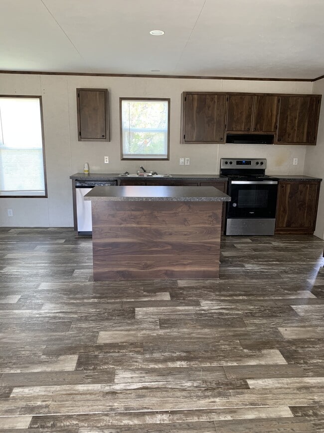 Building Photo - 100 Bristol St