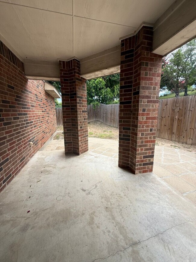Building Photo - 3/2.5/2 2 STORY - Great Location near Main St