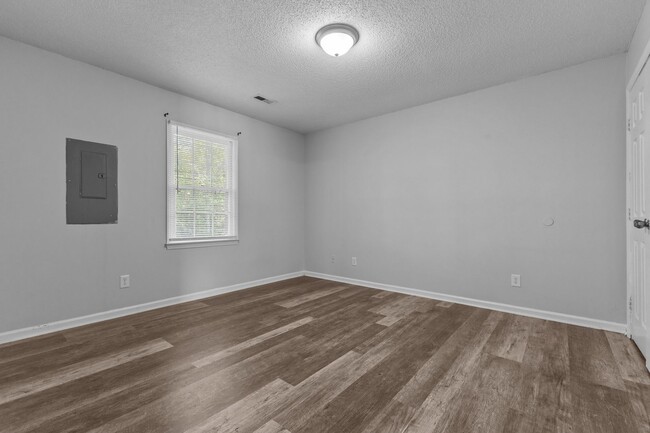 Building Photo - Charming 2 Bedroom Apartment