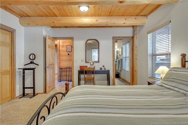 Building Photo - 430 Parkview Dr