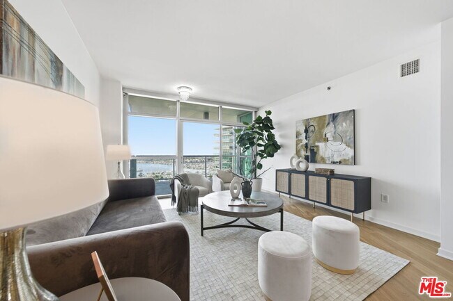 Building Photo - 13650 Marina Pointe Dr