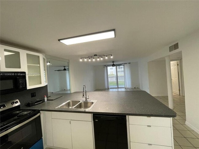 Building Photo - 2 bedroom in Sunny Isles Beach FL 33160