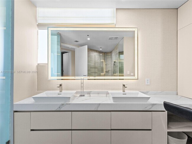 Building Photo - 1300 Brickell Bay Dr
