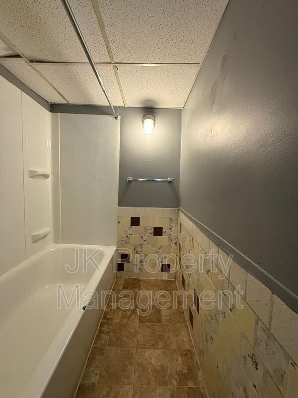 Building Photo - 609 6th Ave N