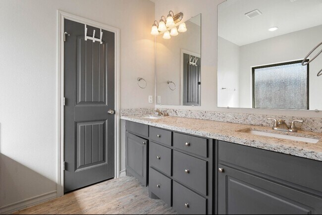 Building Photo - 4 bed 2 bath in North Pointe now available