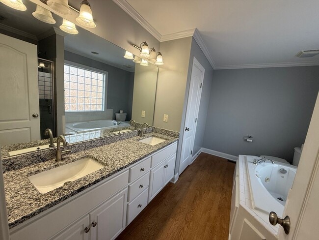 Building Photo - 3704 Warwick Pl