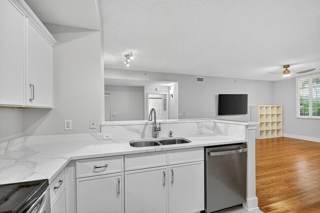 Building Photo - 780 S Sapodilla Ave