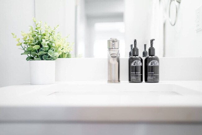 Building Photo - 1136 Crescent Ave NE