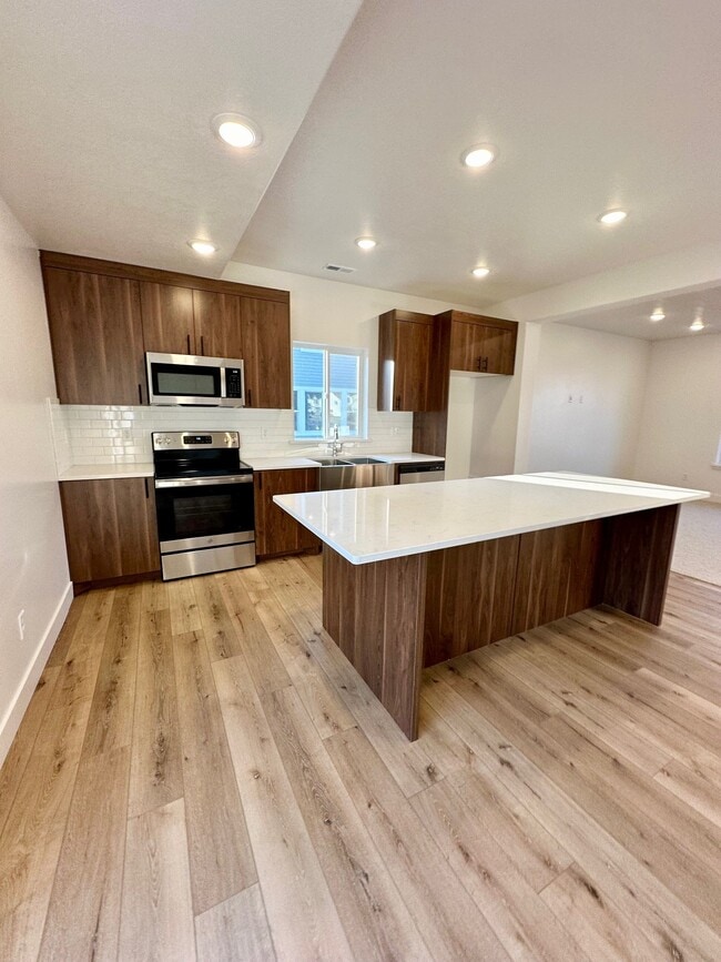 Building Photo - HC542