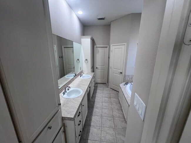 Building Photo - 592 Bomar St