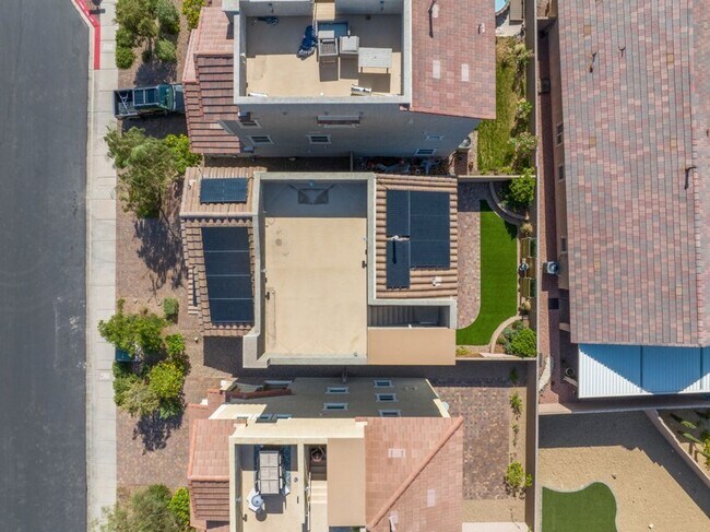 Building Photo - Spacious Three Story 3 Bed 3.5 Bath Smarth...
