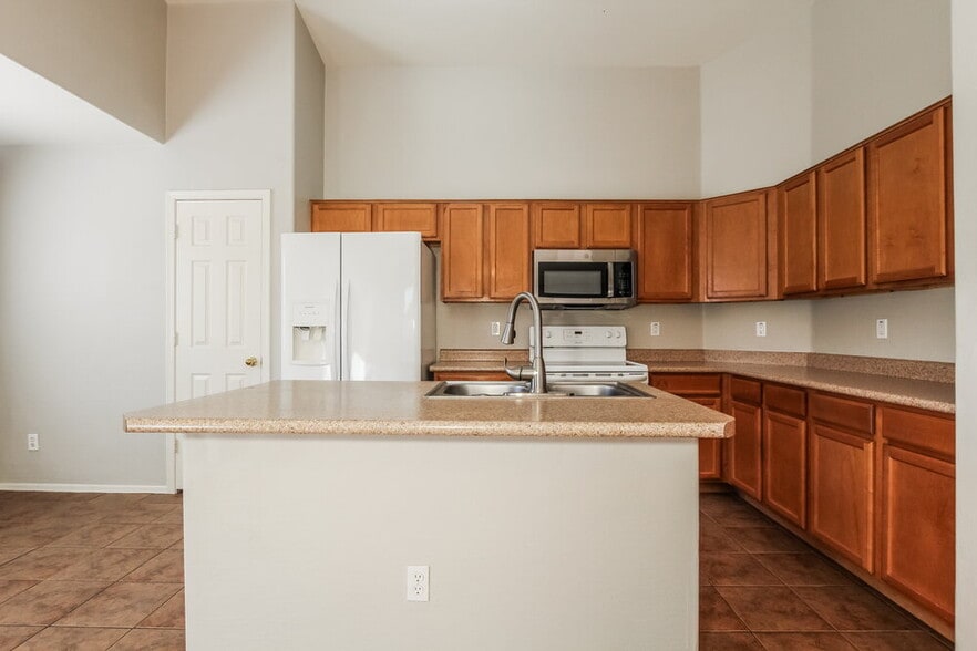 Building Photo - 3329 W Wayland Dr