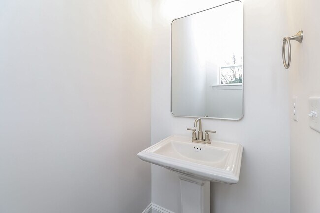 Building Photo - Beautiful 3BR 3.5BA Townhome w/ Full Appliance Kitchen Garage Parking in West End