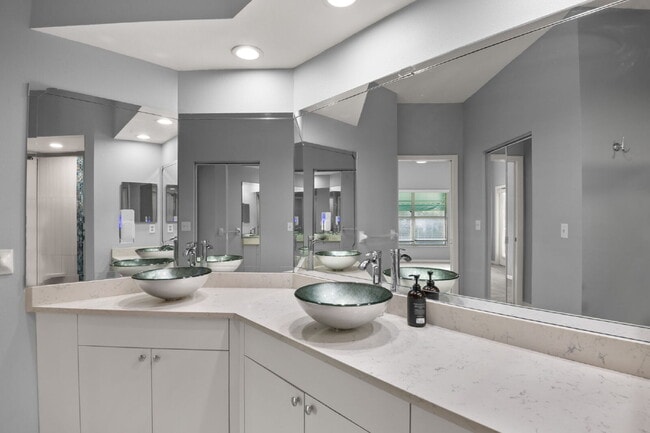 Building Photo - "Spacious 3-Bed, 2-Bath Condo Retreat in V...