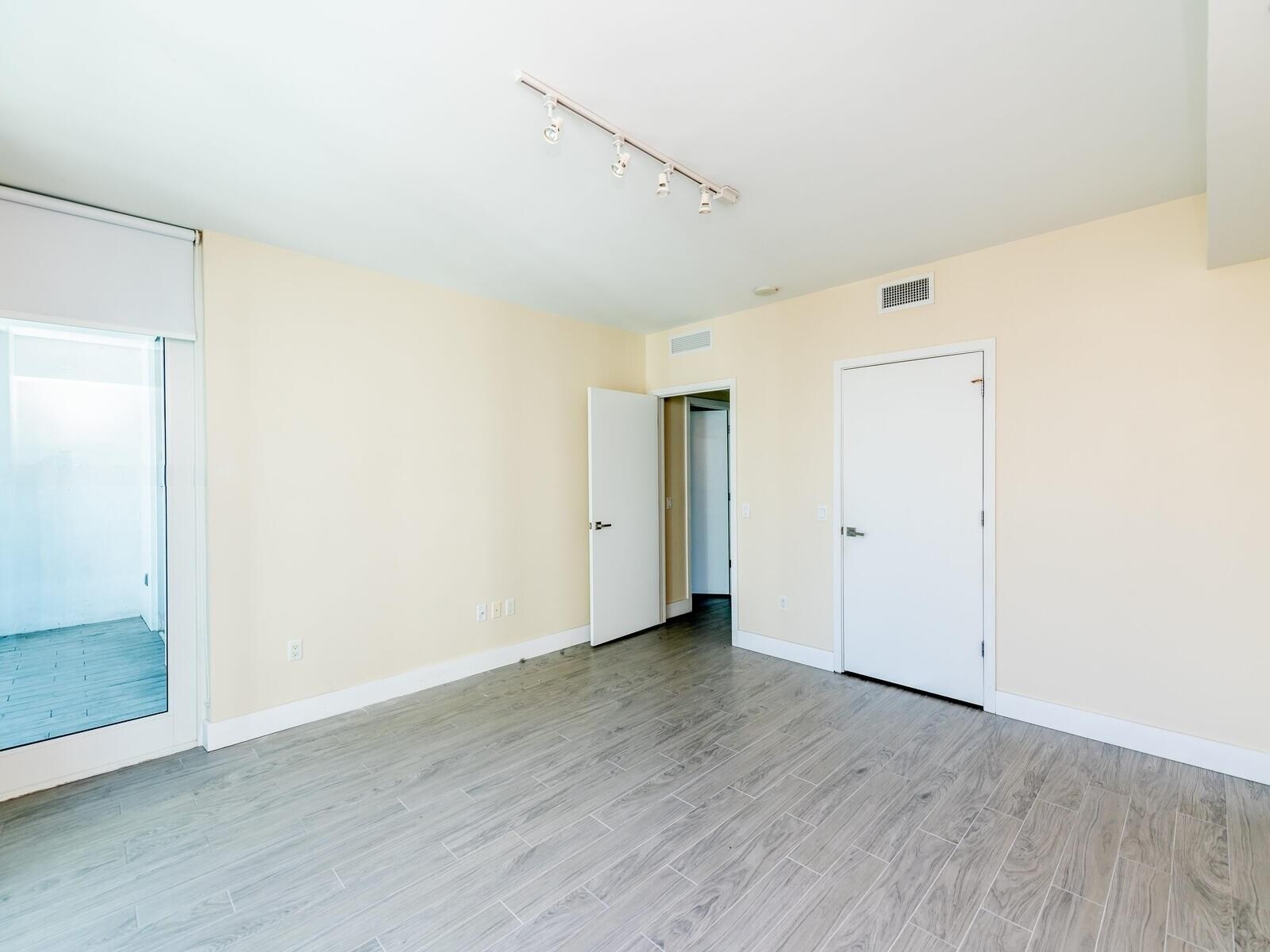 Building Photo - 1080 Brickell Ave