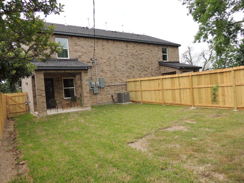 Building Photo - 7409 Red Robin Ln