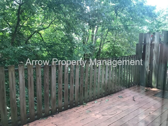 Building Photo - Great 2 Bedroom Townhome on Quiet Dead-End Street!