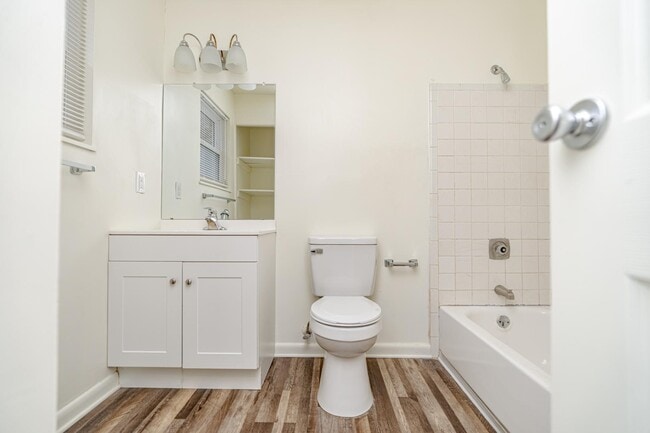 Building Photo - 209 N Woodland Dr