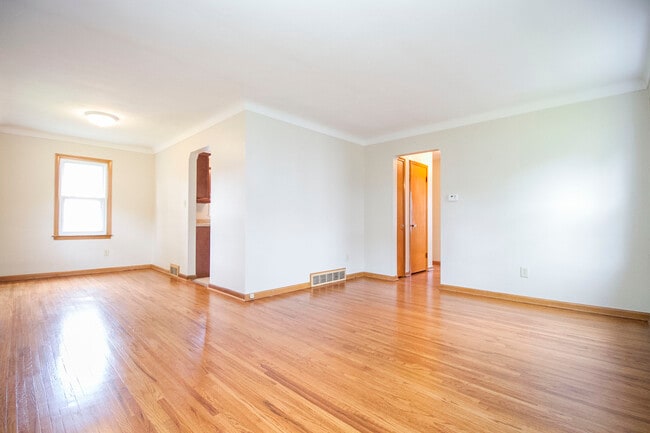 Building Photo - 320 Somerset St