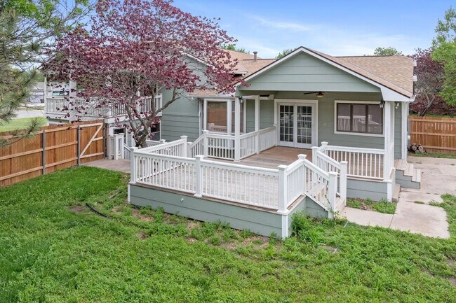 Building Photo - HUGE 4 Bedroom, 3.5 Bathroom!