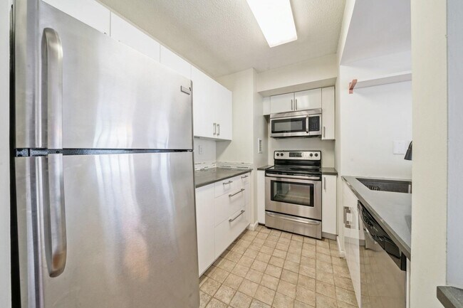 Building Photo - 551 Observer Hwy