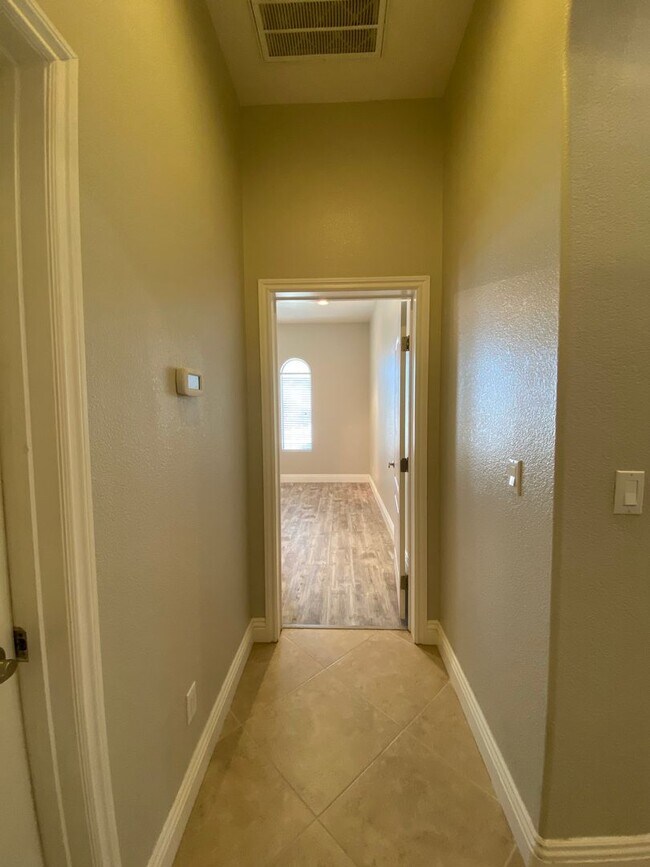 Building Photo - CALVADA VALLEY U.1 - Oakleaf Avenue