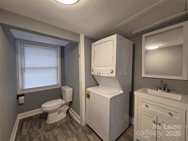 Building Photo - 222 W McCubbins St