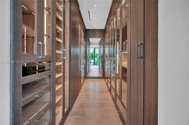 Building Photo - 5501 Pine Tree Dr