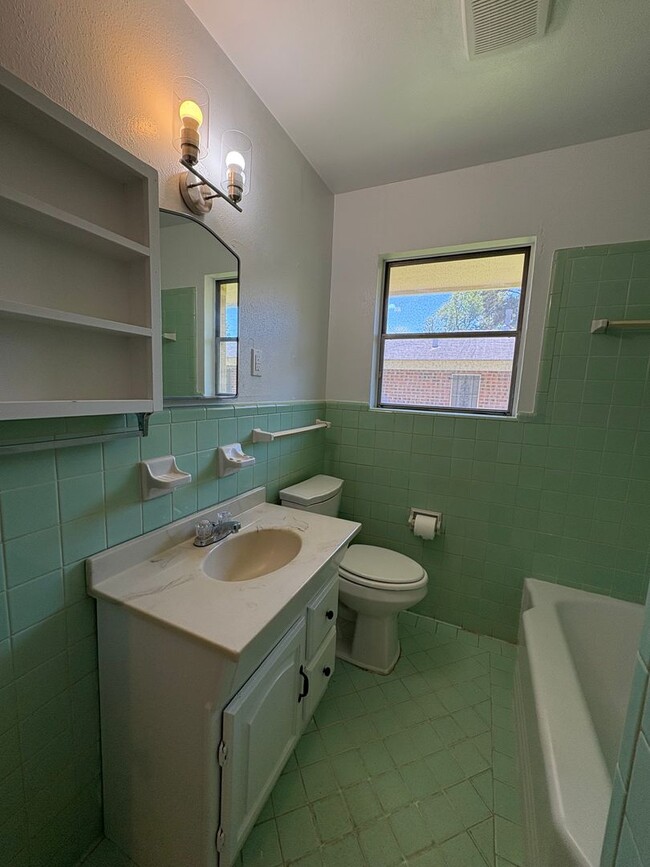 Building Photo - Gorgeous 4 bedroom/1 bath with Central Air and Heat!